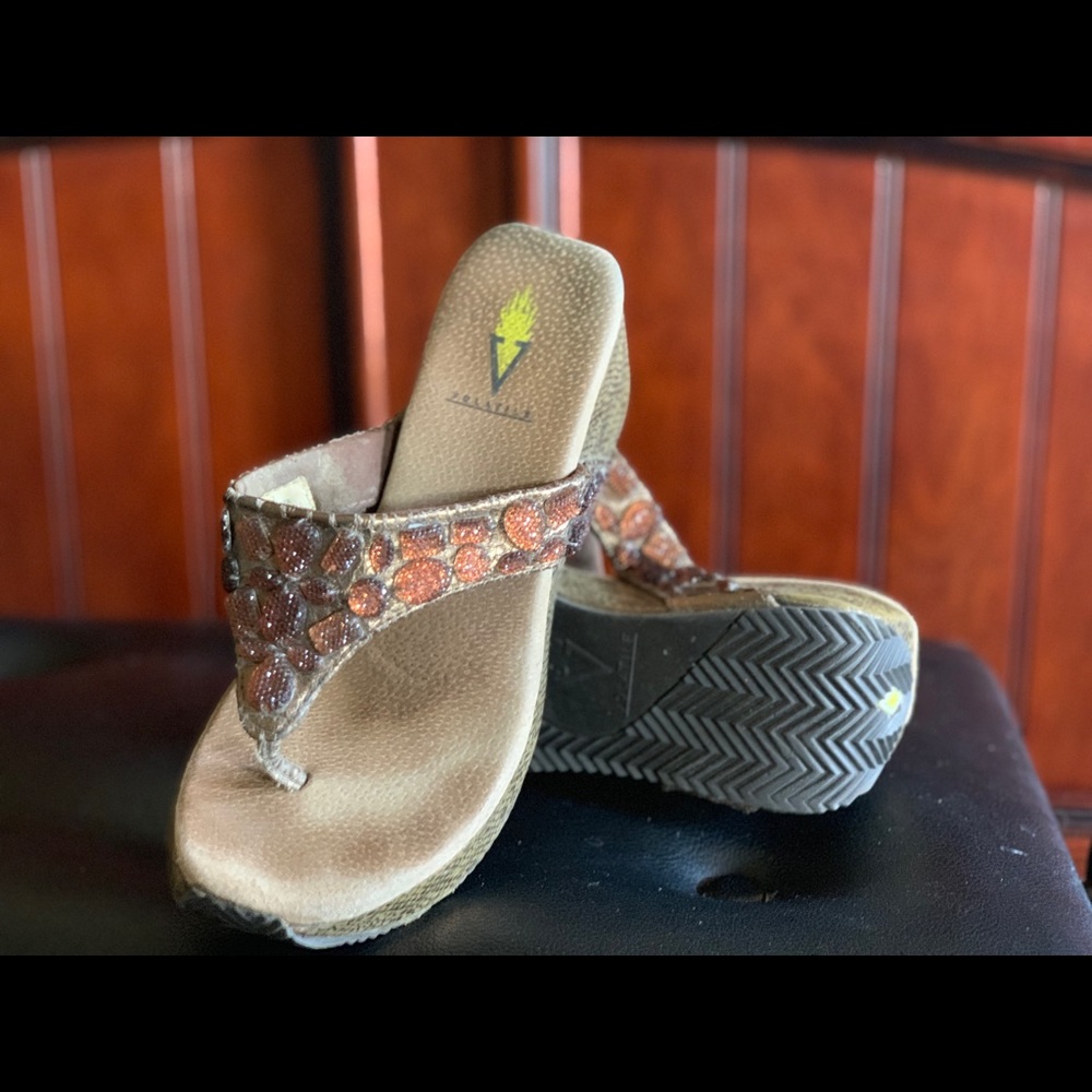 Volatile sandals